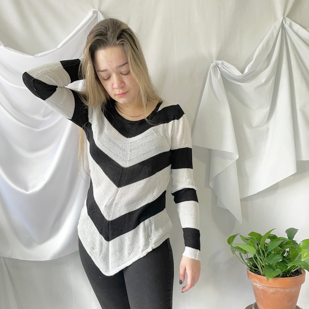 Black and White Chevron Thin Knit Pointed Hem Sweater - Medium